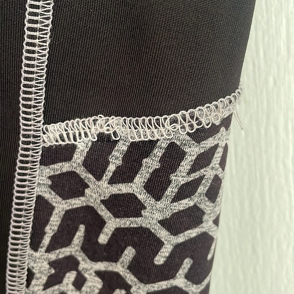 East Hong Leggings with Pockets - Picture 2 of 3